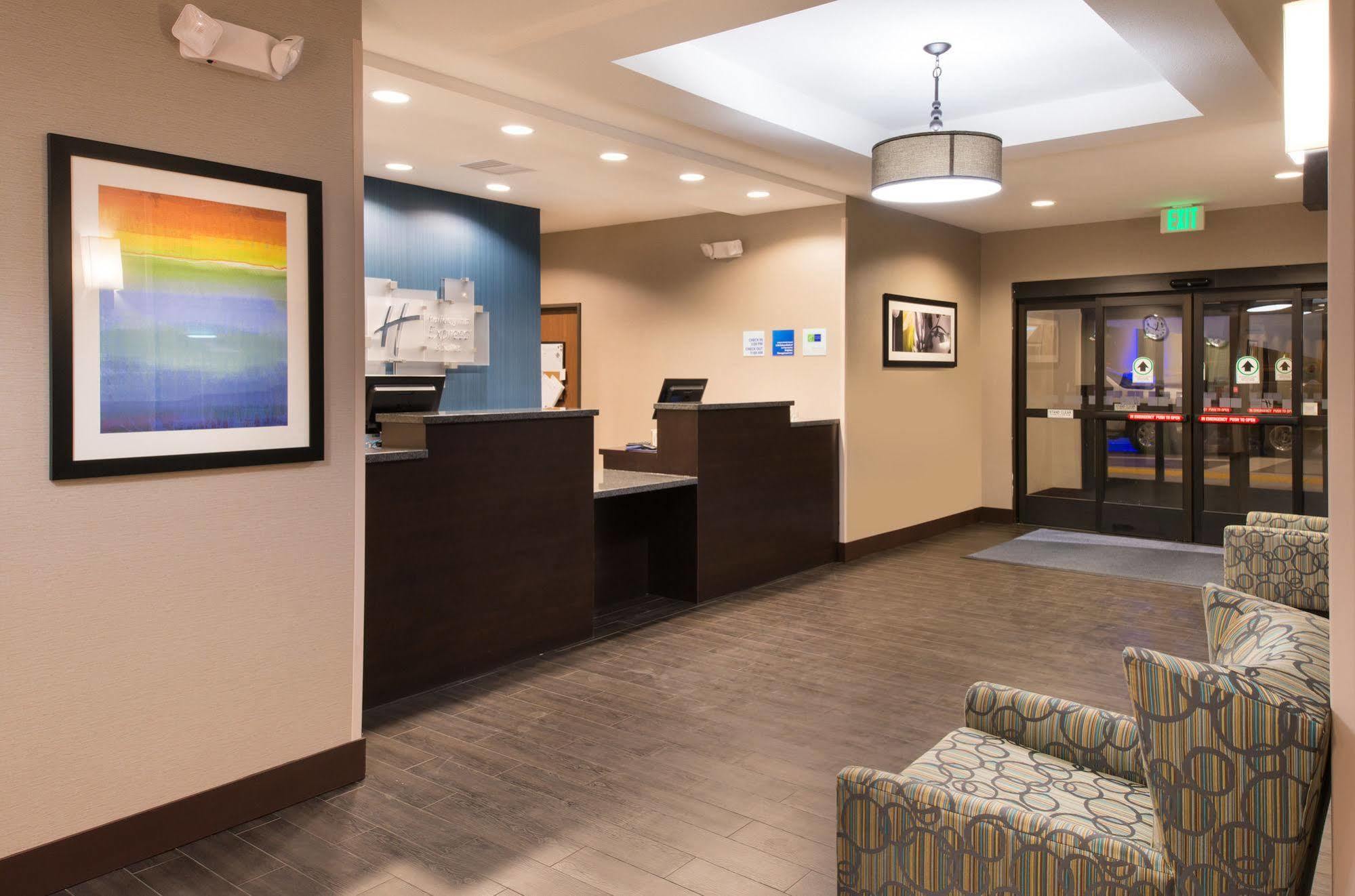 Holiday Inn Express & Suites Bakersfield Airport By Ihg Eksteriør billede